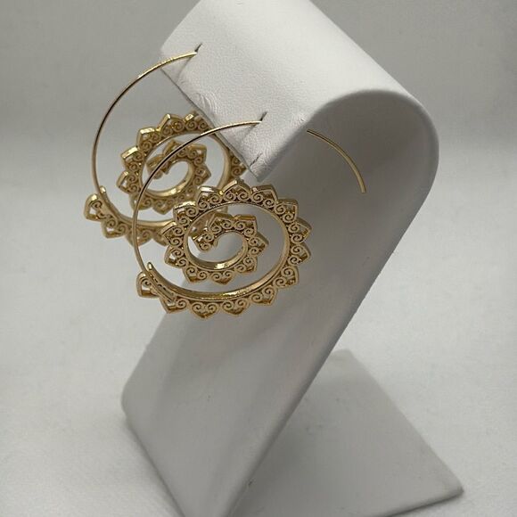 No Brand Jewelry - NWOT Spiral earrings with heart details